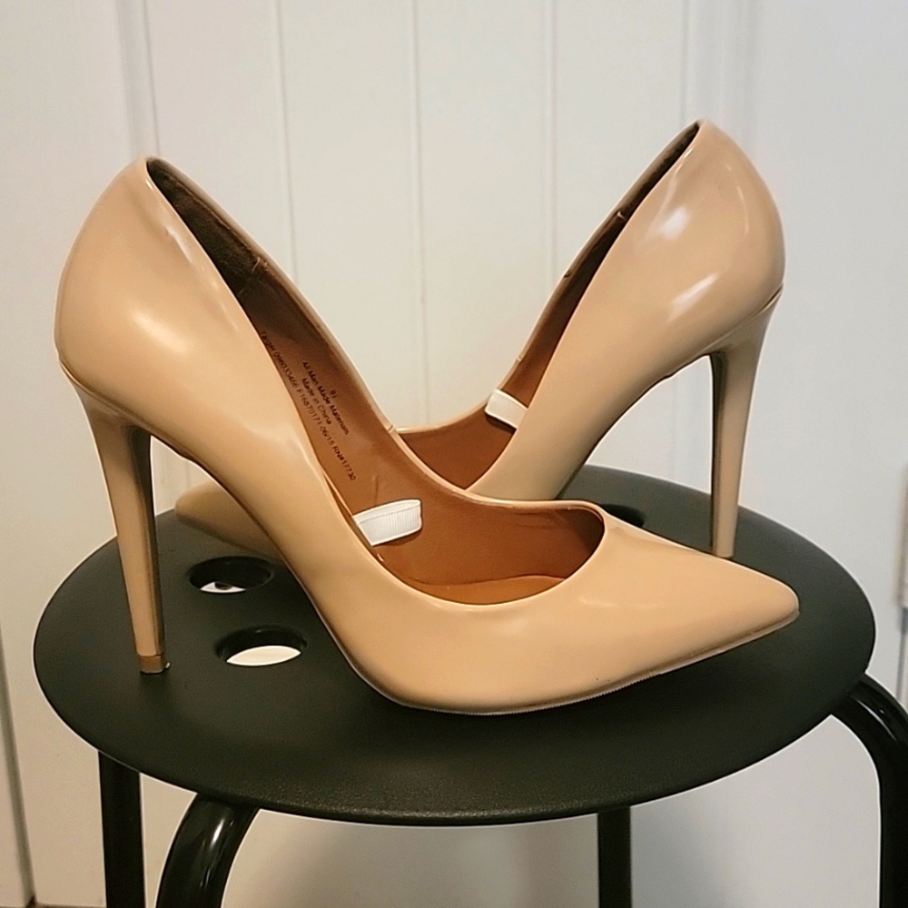 Mossimo Pointed Toe Pumps 9.5 with 3.5 stiletto heel. Nude. Only worn once.